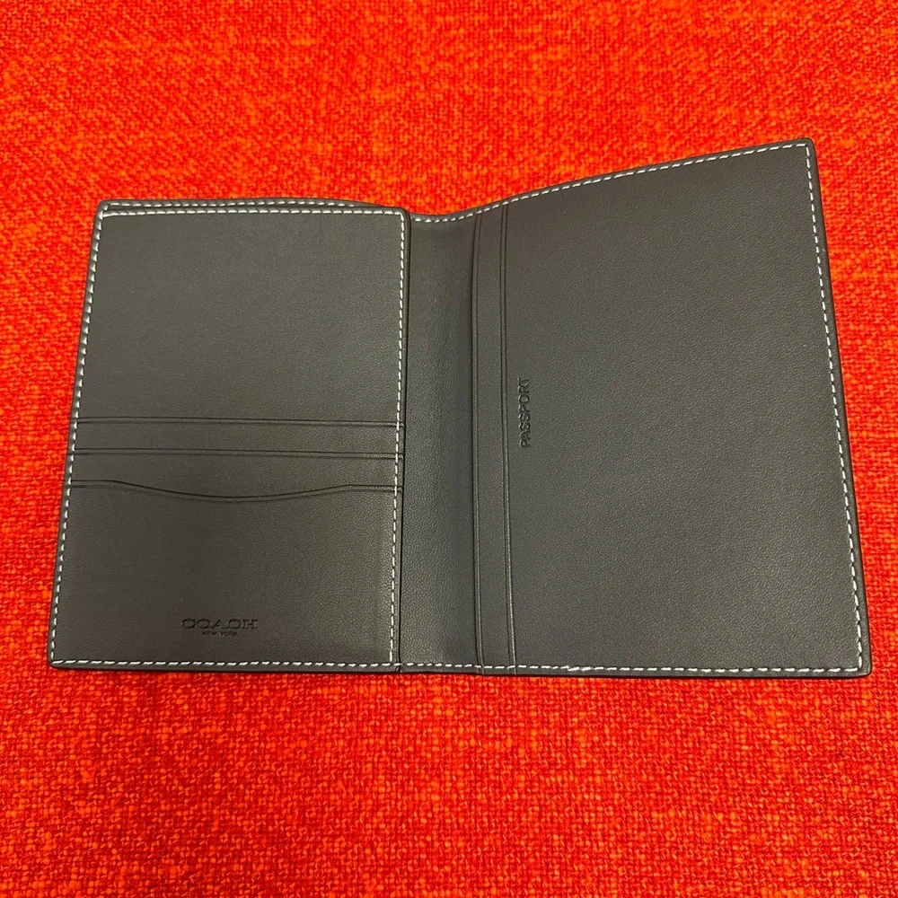 ❤️❤️❤️Coach passport case with plaid gunmetal/midnight navy multi color❤️❤️❤️ - Picture 5 of 5